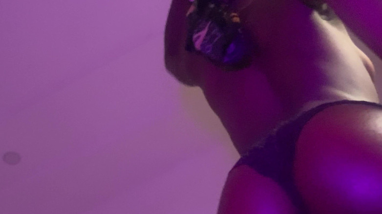 Browngurl234: Gagica sexy negresă își arată abilitățile de dat din spate