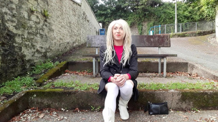 The Midnight Minx: Themidnightminx se détend sur un banc