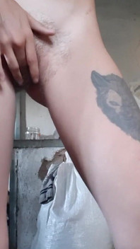 Mi tocco il mio culo e la figa non depilata e la sborra - lesbica-illusione