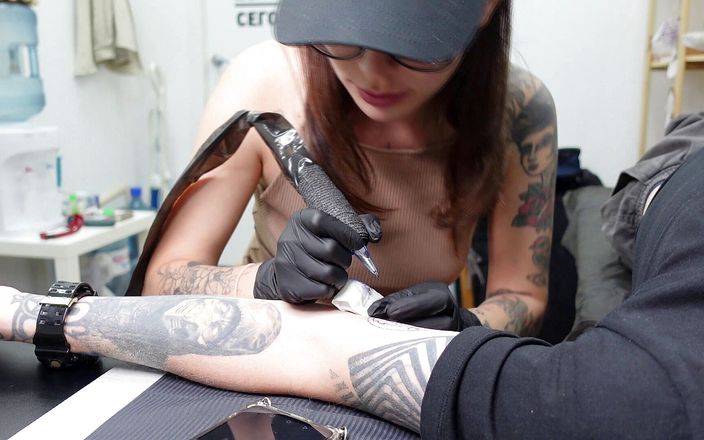 Ghomestory: 위험한! 섹시한 문신 아티스트의 문신 스튜디오에서 따먹기!