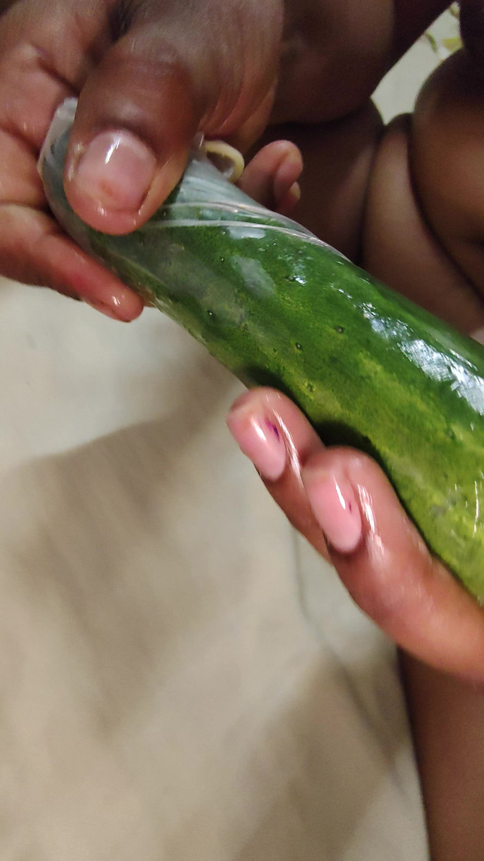 Cute queen: Hoy tengo ganas de ser follada por un pepino