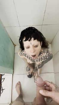 Puta tatuada nunca se detiene a medio camino cada gota, todo el tiempo, toda la orina
