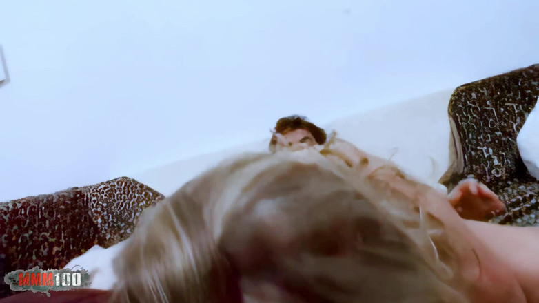 MMM100: सुनहरे बालों वाली बेब को चूसना पसंद है