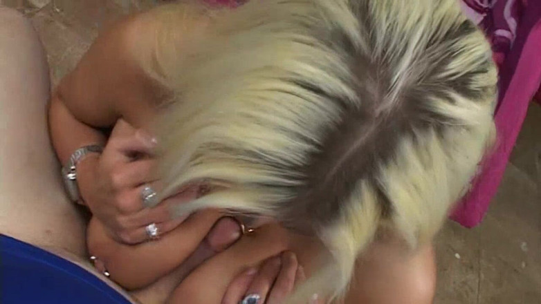 Oldschool X: Tante seksi rambut pirang lagi asik nyepong kontol besar dengan...