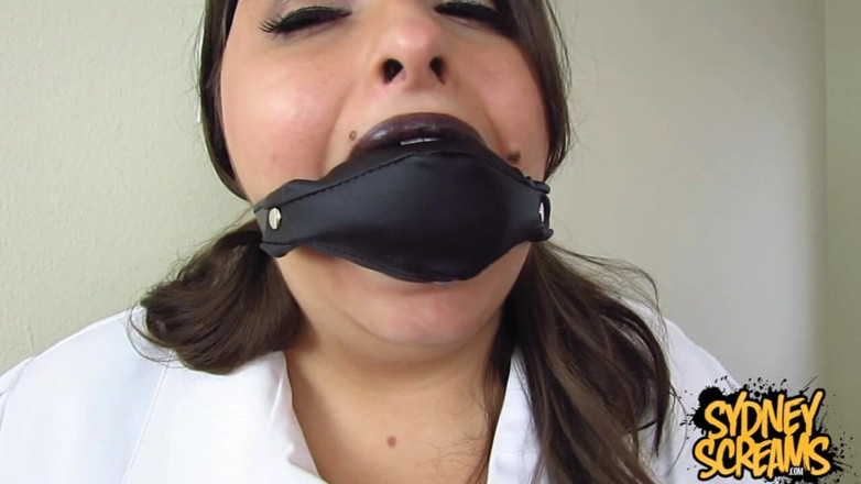Sydney screams fetish: Amordaçada enfermeira Sydney Begs - HD Wmv