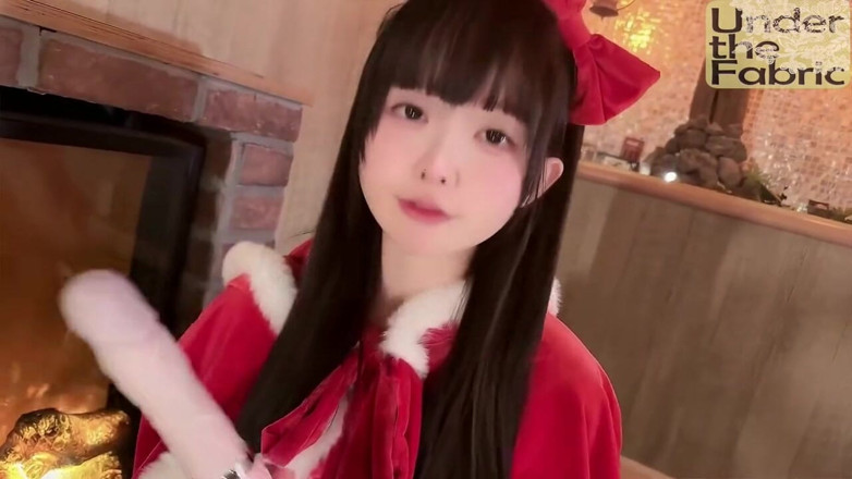 Asian cutie: Stoute santa chaos, een blozenende kersttease verandert wild speels en...