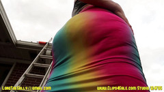 Long Toe Sally Big Buns: Twerking v exotické duhové sukni