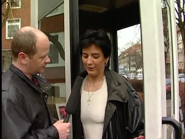 Lucky Cooch: Une brune aux cheveux courts lors d'un entretien en plein...