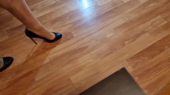 Milosbroz: 在我新买的黑色高跟鞋里练习走路，然后射精