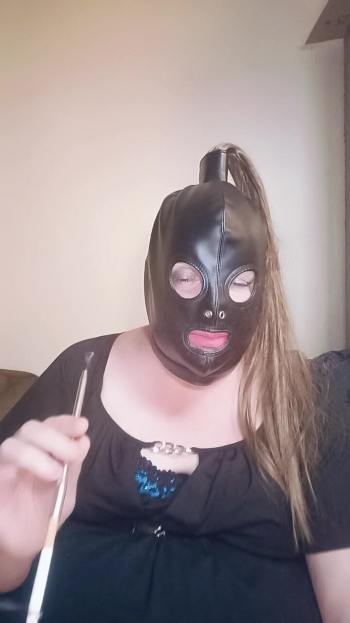 Stephanie-Nicole-TV: Grandona tv Stephanie-nicole fuma um cigarro em um suporte de...