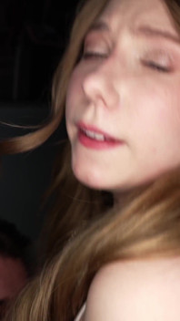 Mila Pie, blonde sexy, se fait enculer intensément