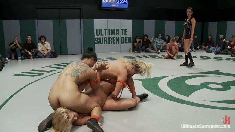 Ultimate surrender by Kink: 5 дівчина має грубий секс у груповусі на остаточній капітуляції. Програш має це наслідки.