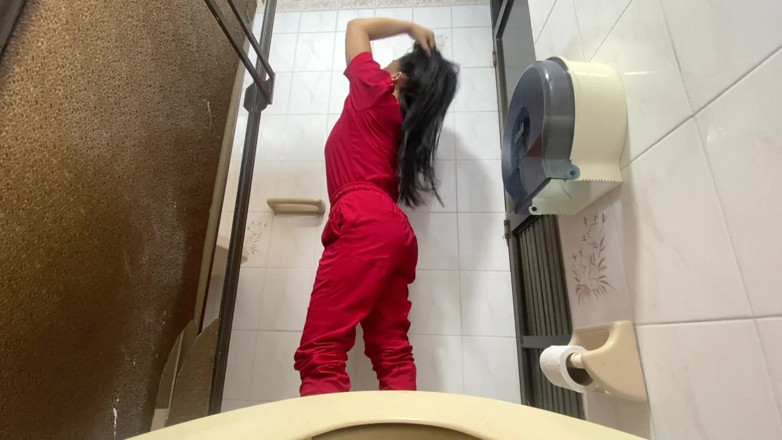 irina69star: Telecamera cattura l'infermiera che piscia nel bagno dell'ospedale (bbw)