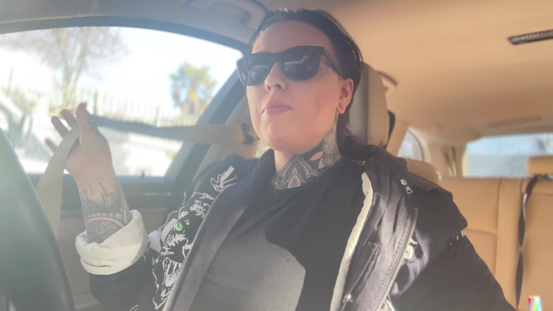 Miss Valentina: Emniyet kemeri fetişi ucube