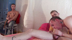 AMATOR PORN MADE IN FRANCE: Mladý hetero kluk sleduje, jak jeho gay kamarád šuká