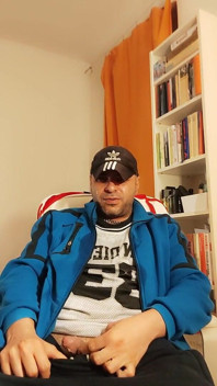 Dj-bro mijando na frente do PC e calças molhadas VR O espelho