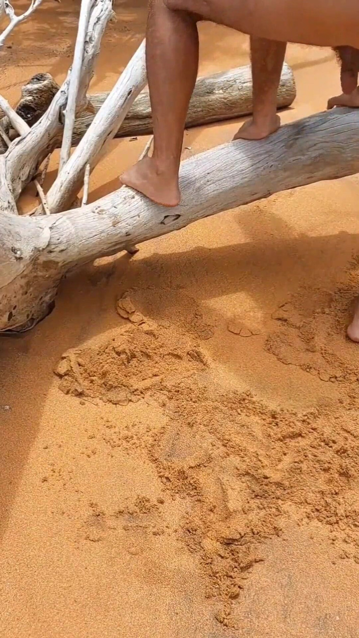 Ladysilvas: Ladysilva lagi asik ngentot pantat bahenolku di pantai sambil bugil!