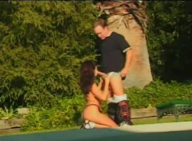 Analiscius: Mamă sexy incitantă țâțoasă se fute în curtea din spate
