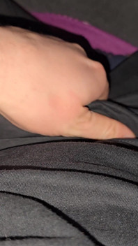 Cewek sange ini lagi asik mainin kontol besarku dan kencing di toilet Closeup POV