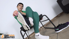 Foot Fetish HD: Das wunderschöne dunkelhaarige schätzchen daphne posiert nach dem laufen ihre...