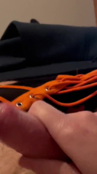 Honění v černých a oranžových jockstraps