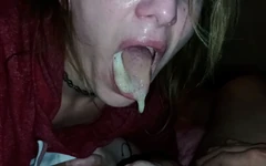 Esposa infiel amateur casera chupa una gran polla y recibe un enorme semen en la boca traga cada gota