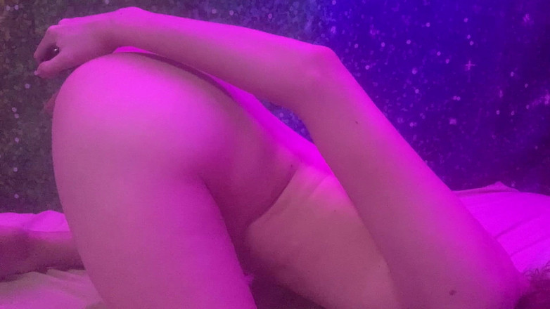 Brashen: Ragazza teenager scopa il dildo in profondità