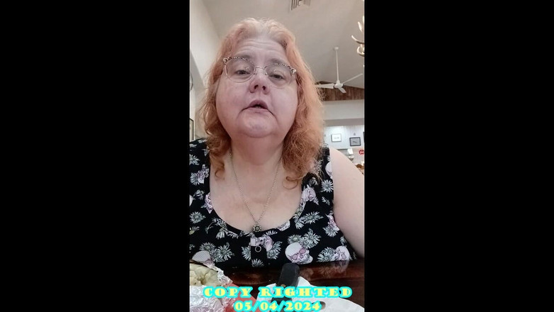 BBW nurse Vicki adventures with friends: NV ест креветки на ужине, отрыжки