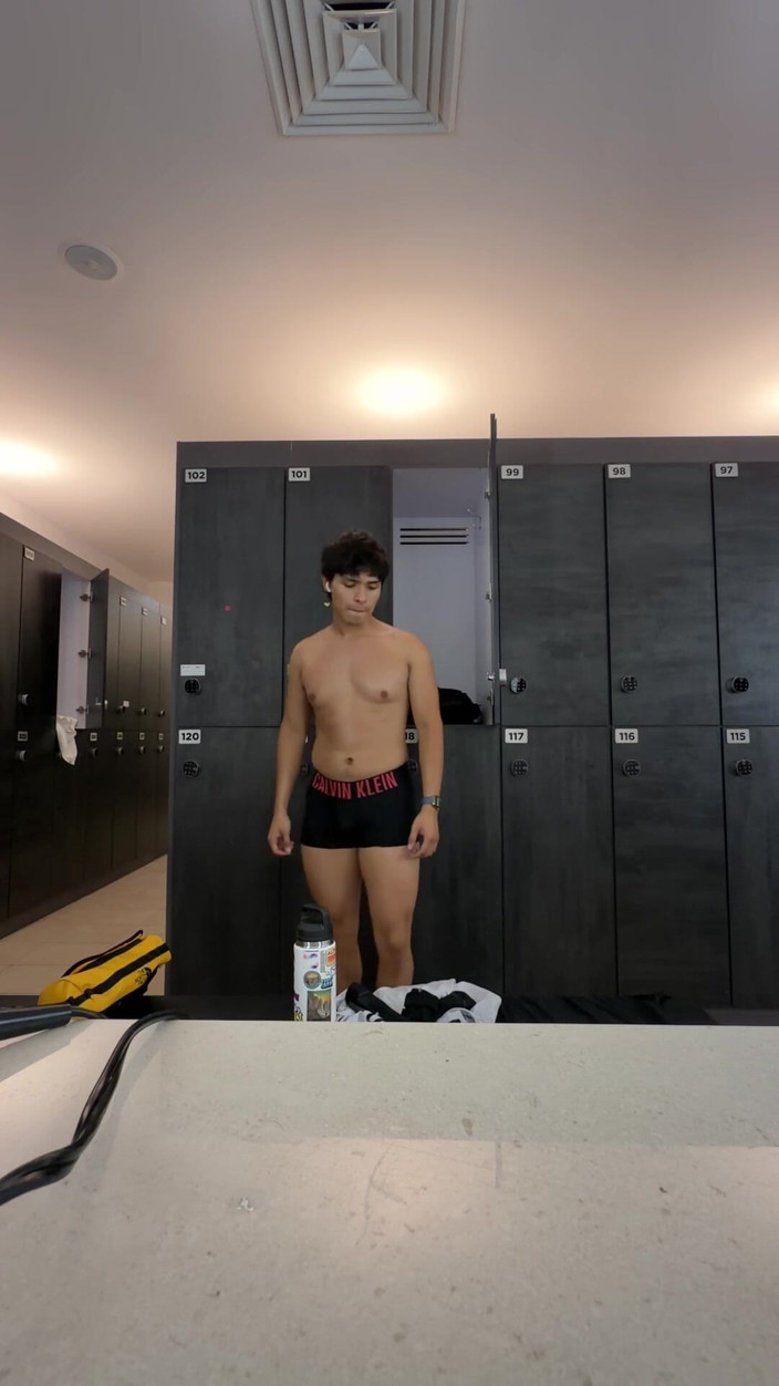 joanraay: Sprchování v tělocvičně s otevřenými dveřmi