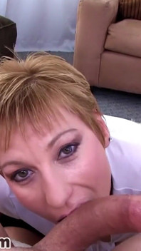 Gorąca MILF Gemma Moore POV twarzy głębokie gardło