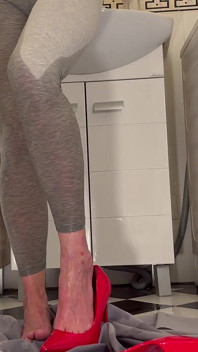 Je mouille mes leggins et mes talons hauts rouges