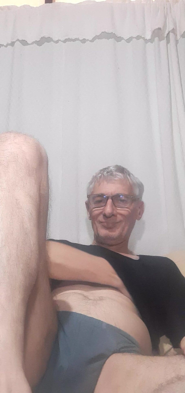 Big uncut hard cock: 티셔츠와 속옷을 입은 아름다운 남자가 섹스를 시작하기 위해 옷을 벗기 위해 기다리고 있습니다.