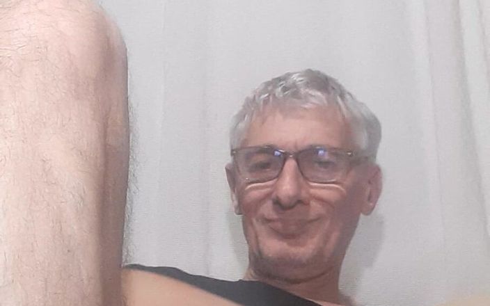 Big uncut hard cock: Un bărbat frumos în tricou și lenjerie intimă așteaptă să se dezbrace...
