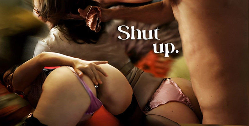 Sexy O2: 1713 - французький аматор у оксамитовому смугастому чорному корсеті, світло-рожевих атласних трусиках, панчохах і рожевих вінілових високих підборах