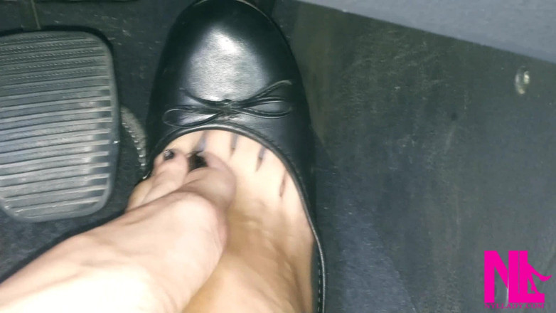 Nyllady: Revving in Black Flats on Barefoot