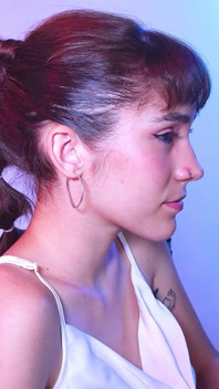 18letá kráska ve své vlastní soutěži v televizním pornu. Loreto Smith a Albaan, nahá atrakce ve falešných filmech