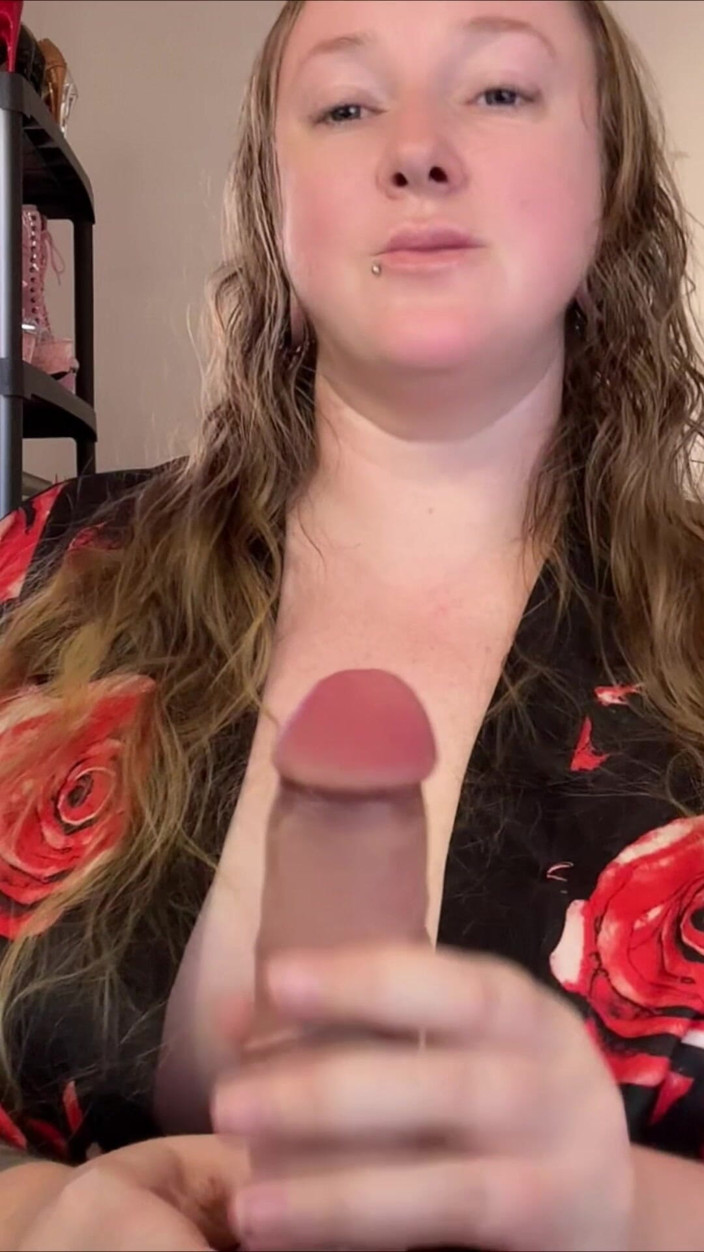 Kisicaxx: Mamă sexy țâțoasă îți oferă instrucțiuni de masturbare sexy