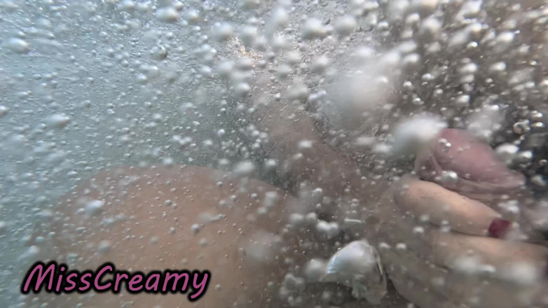 Miss Creamy: Une Demi-sœur Dans Une Piscine Publique Exhibe Une Branlette Risquée...