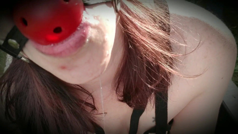 Kayci Kitten: Masturbare cu căluș cu bilă vampir