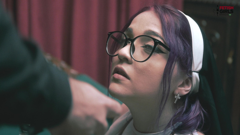 Fetish Girls Brazil: Jeptiška Madalena je panna a může jen šukat její zadek, kněz...