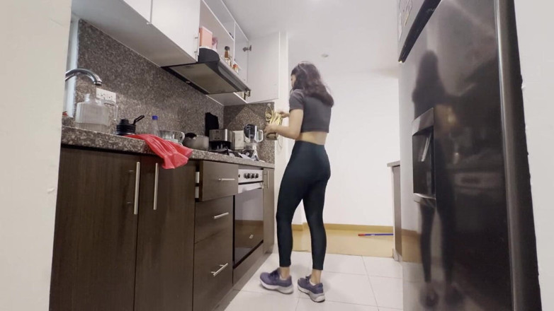 scarlettandc: Lezbiyen üvey kız kardeşim kirli kıyafetlerimi yıkamama yardım ediyor