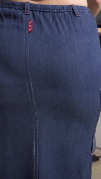 Secretară matură sexy în fustă Jean tachinează chiloții vizibili