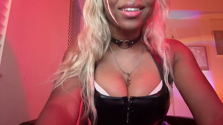 Lilith Annabell: Bi Exploration - Just Give in