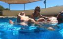 Camilla Creampie Girls: Camilla Cheyenne e katt hanno un doppio dildo in piscina