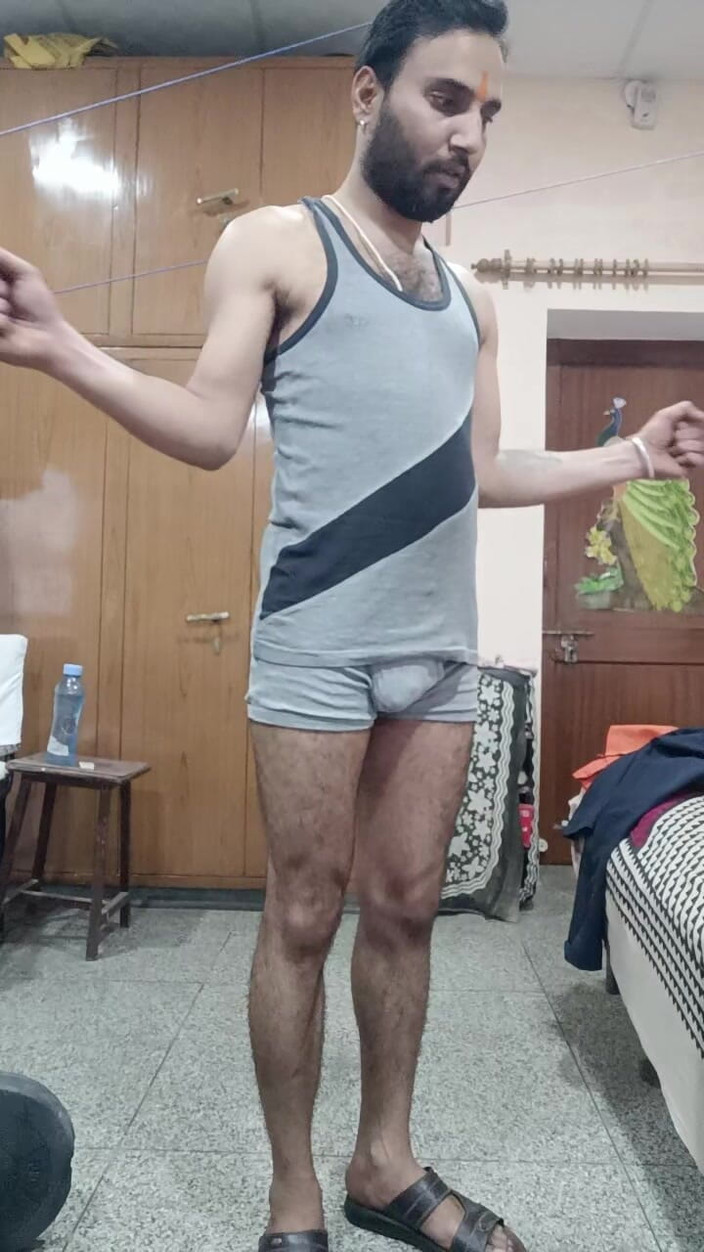Rajasthani-old-lover: Indický muž ukazuje excercise ve spodním prádle