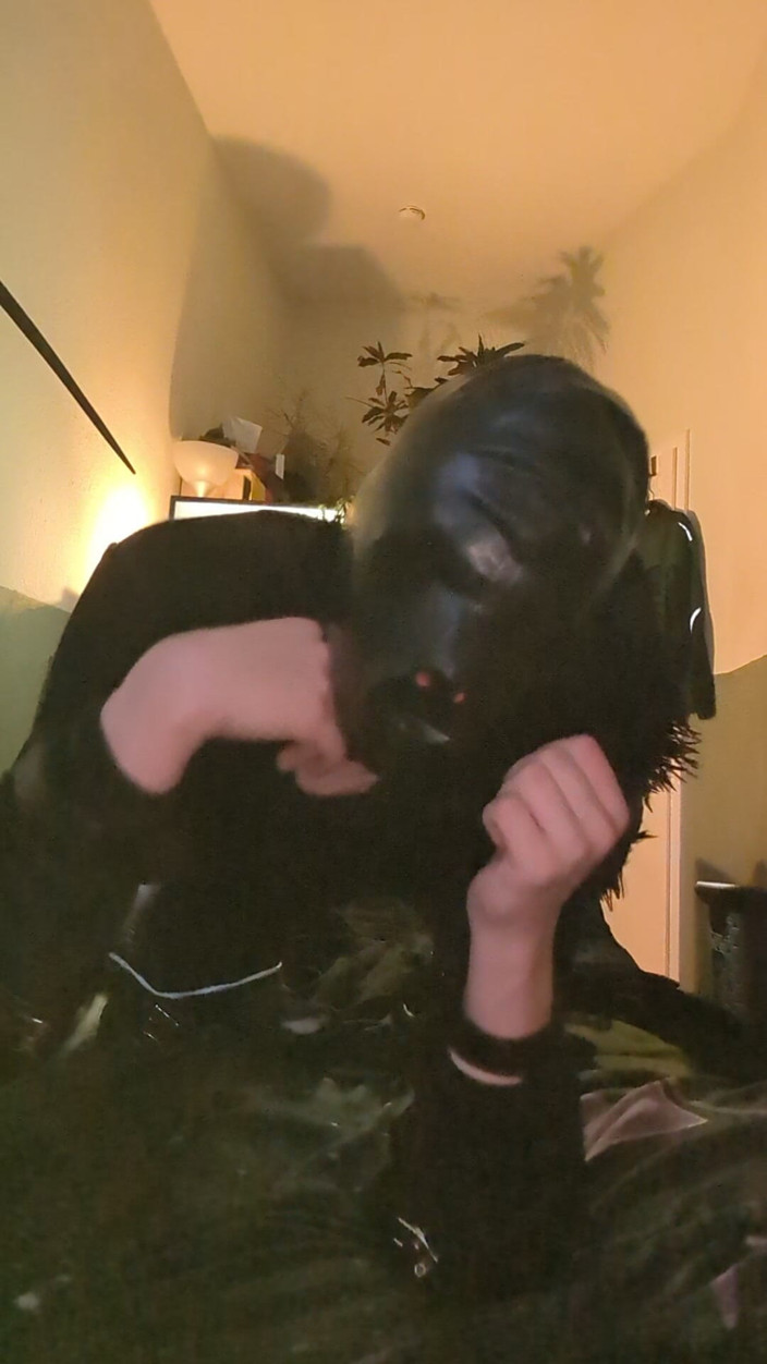 AJ_the_catgirl: Kombinezon Wiht Hood Weile Vibed Selfbondage