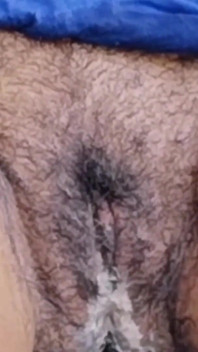 Vuoi vedere una figa paffuta e bagnata bloccata con un dildo