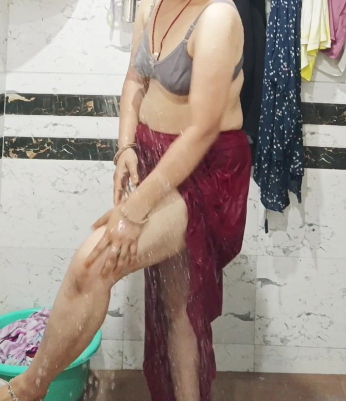 Priyahot77: Priya bhabi mostra il bagno con un gran culo