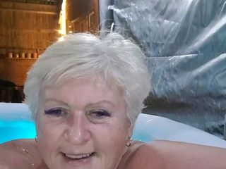 UK Joolz: Hot tub time