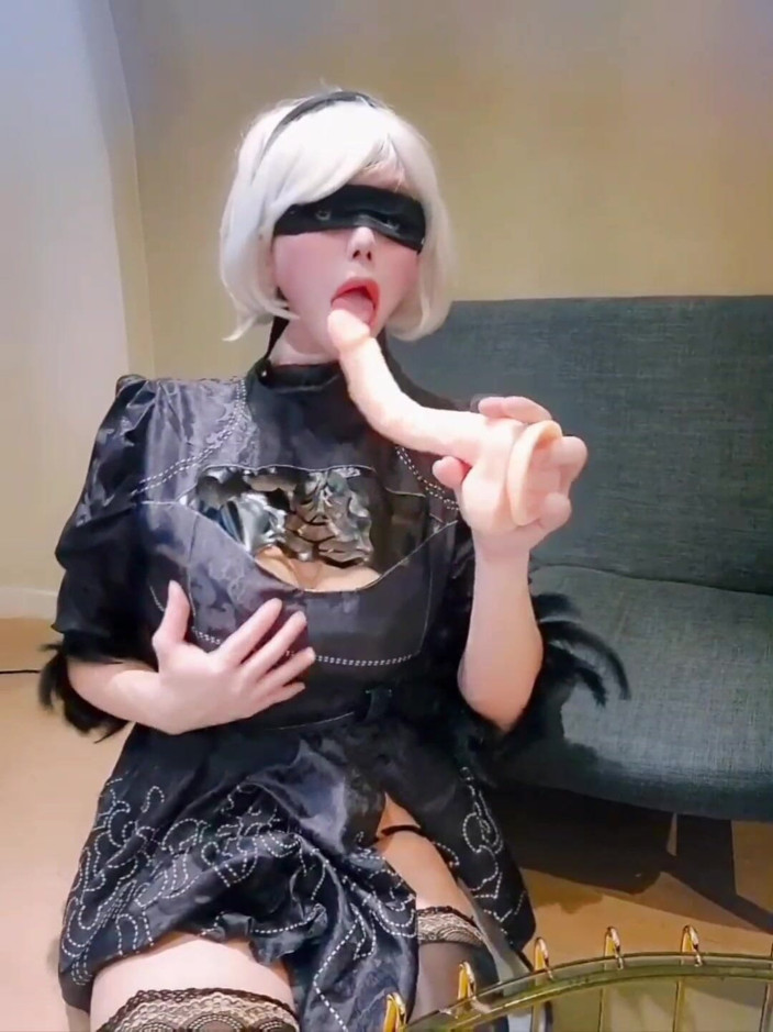 Harinni: 2b Cosplayer Stimulates Her Fat Cock While Deepthroats Too Deeply...